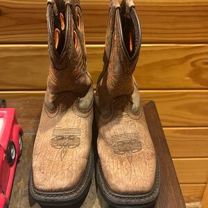 Kids cowboy boots have been worn but in good condition size 3